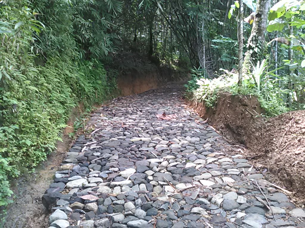 Pembangunan Makadam Jalan Kemejing Kembaran